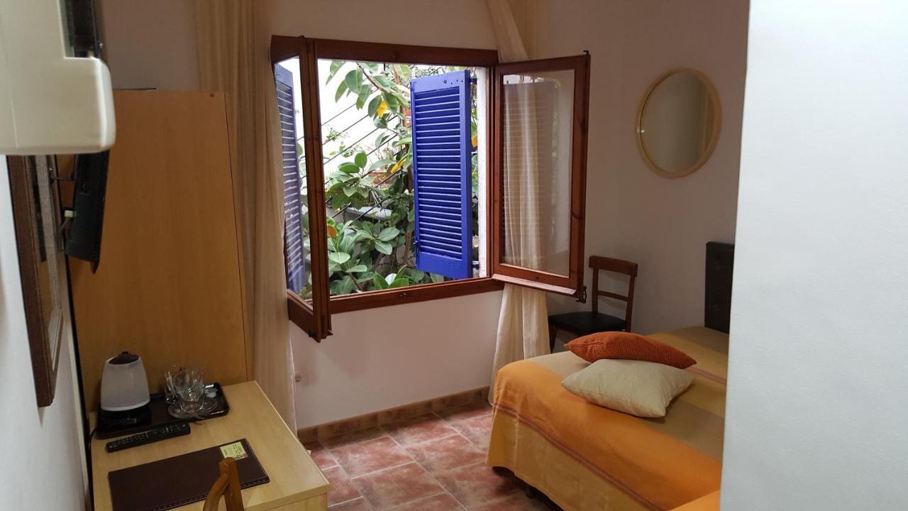 Hostal Residencia Catalina Palamós Buitenkant foto
