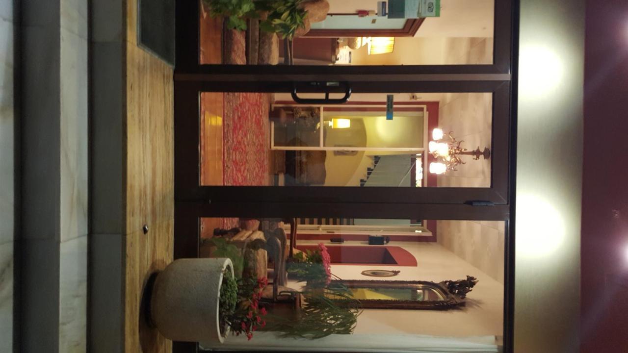 Hostal Residencia Catalina Palamós Buitenkant foto