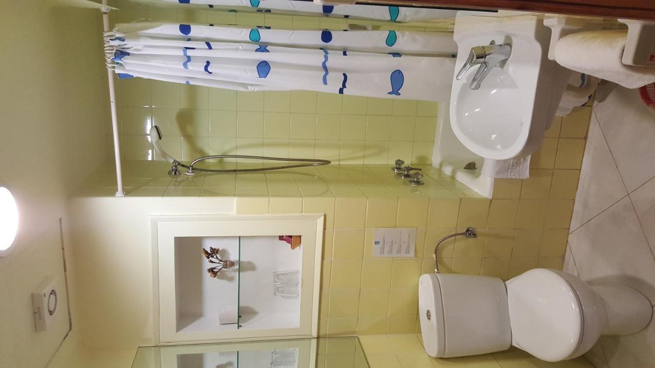 Hostal Residencia Catalina Palamós Buitenkant foto