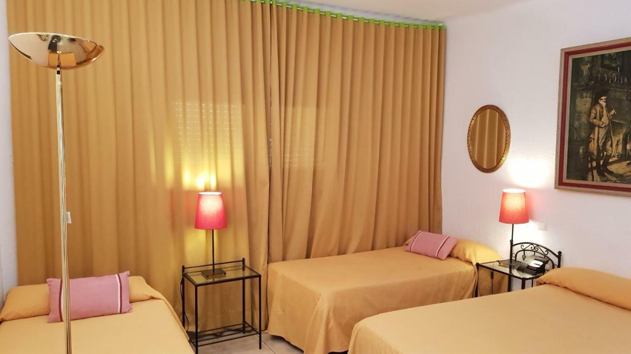 Hostal Residencia Catalina Palamós Buitenkant foto