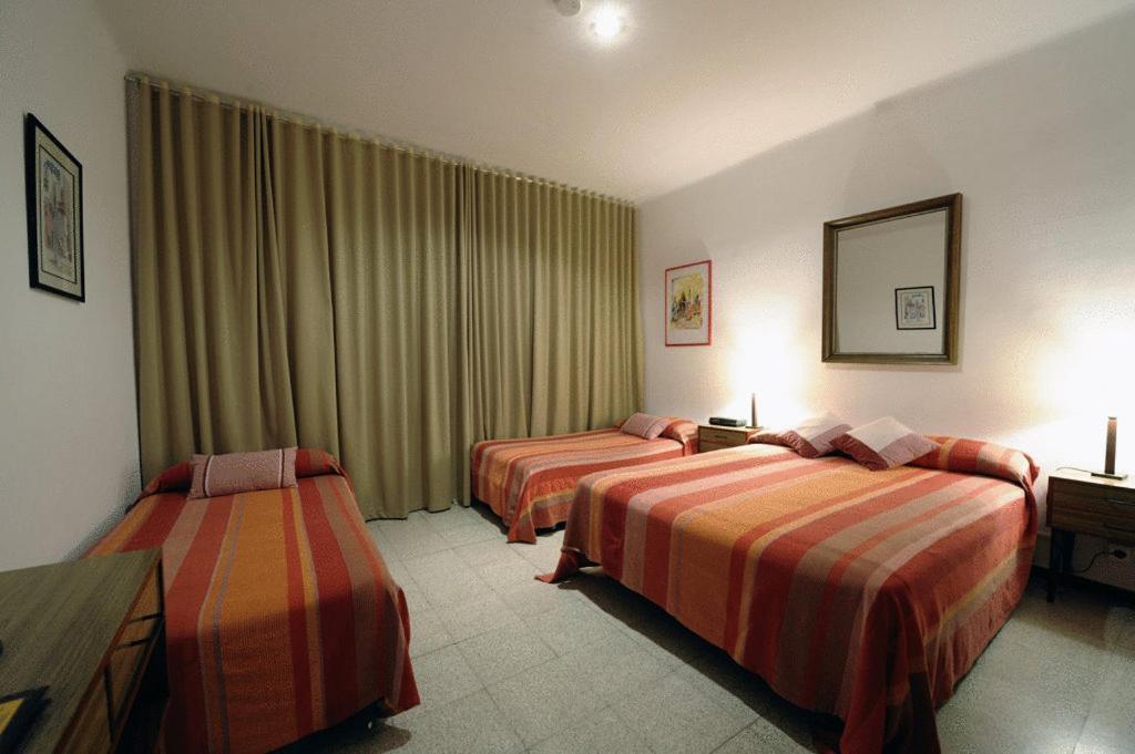 Hostal Residencia Catalina Palamós Buitenkant foto